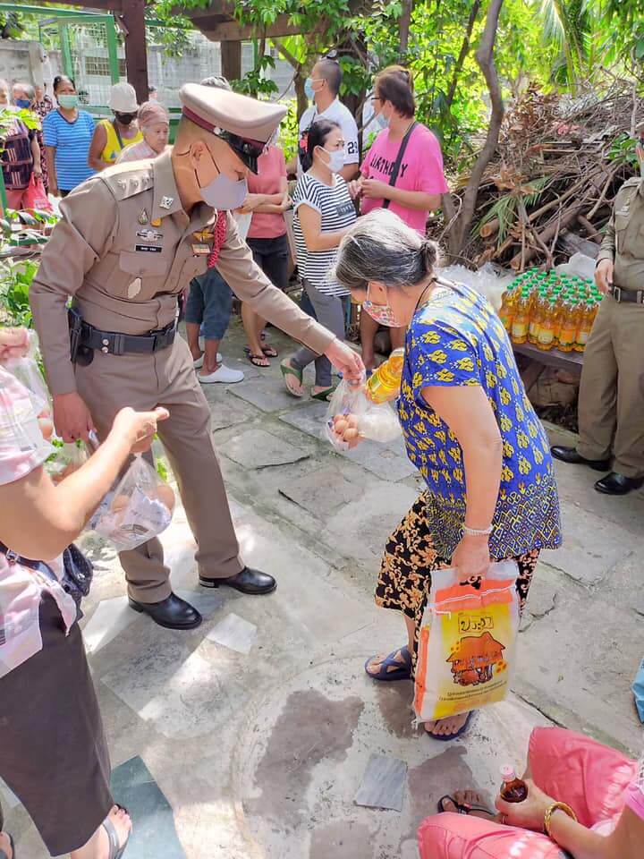  บริจาคข้าวสารที่ ชุมชนกุฎีขาว ชุมชนเล็กๆ ย่านธนบุรี  คุณตำรวจมาช่วยดูแลความเรียบร้อย